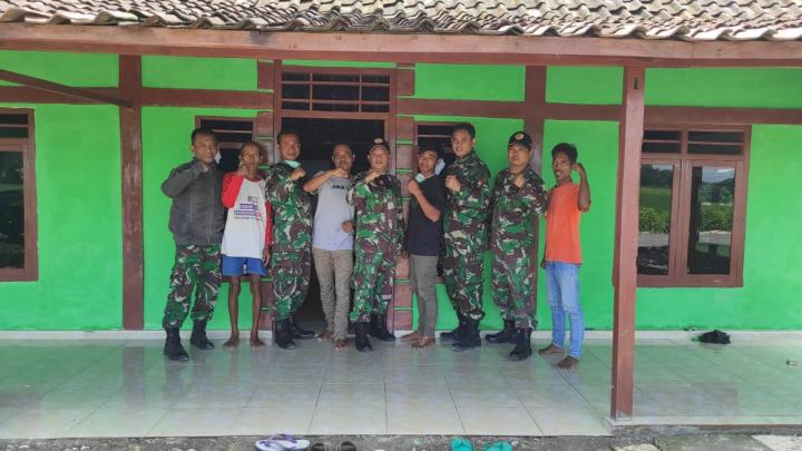 Untuk Kenang-Kenangan, Satgas TMMD Bojonegoro Foto Bareng Samadun